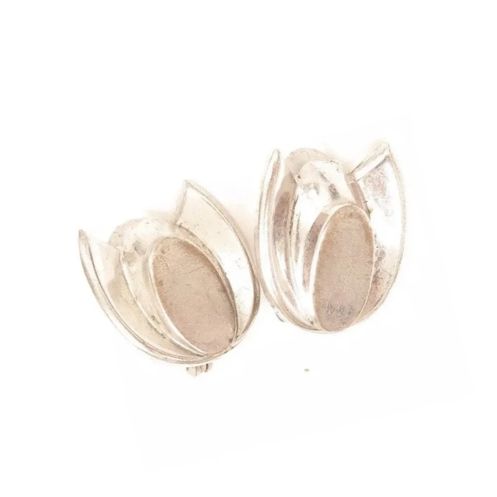 Vintage Silver Toned Old Designer‎ Signed Monet Vintage Tulip Earrings